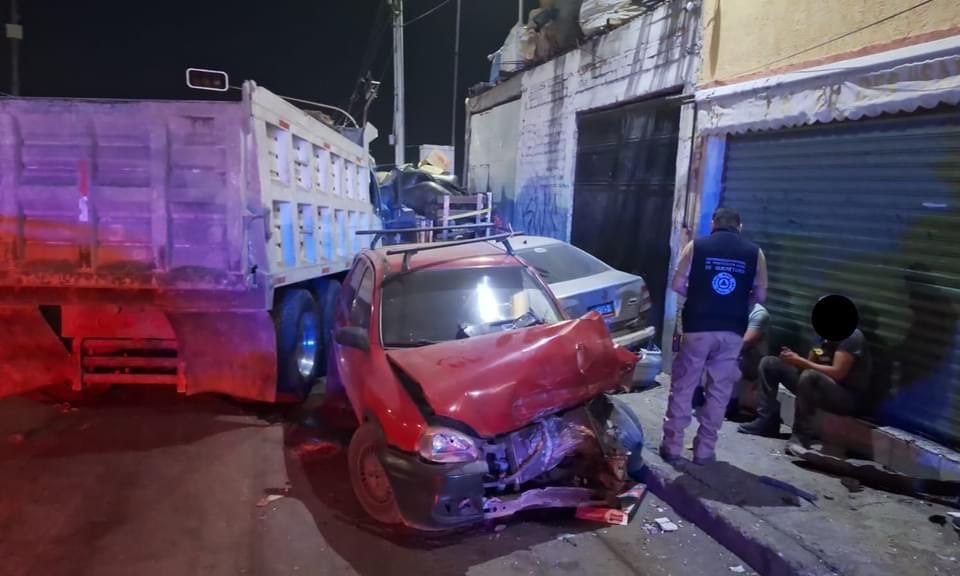 Anoche Cami N De Volteo Choc Contra Varios Veh Culos Estacionados