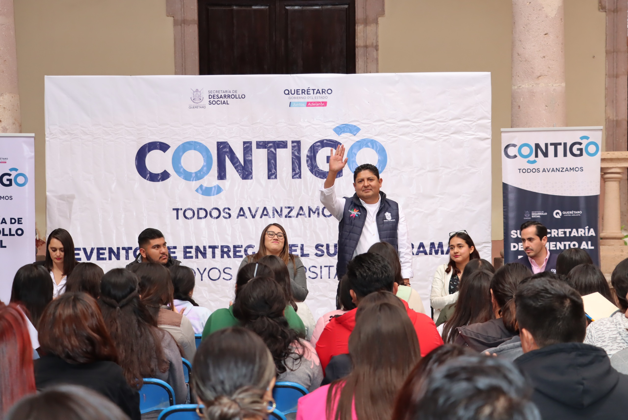 Rodrigo Monsalvo entrega becas deportivas y culturales a jóvenes de El Marqués