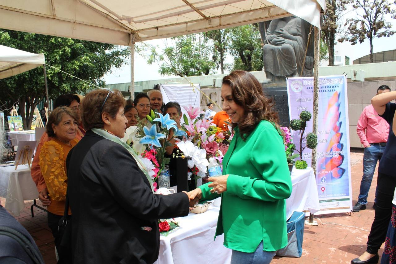 Artistas acuden a Palacio de Gobierno con un féretro para exigir la renuncia de la Secretaria de Cultura  