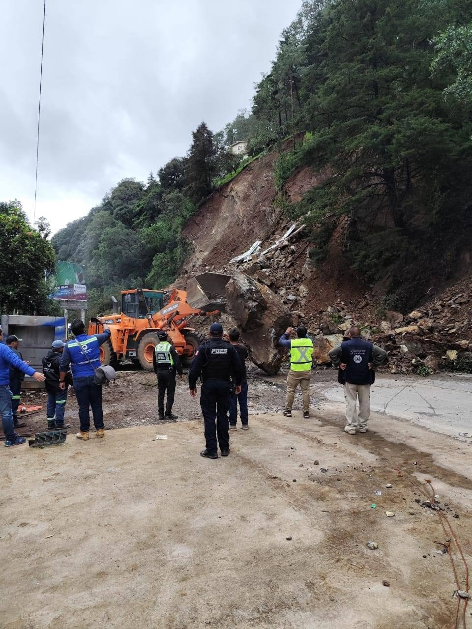 Habilitan paso de emergencia tras derrumbe en Pinal de Amoles