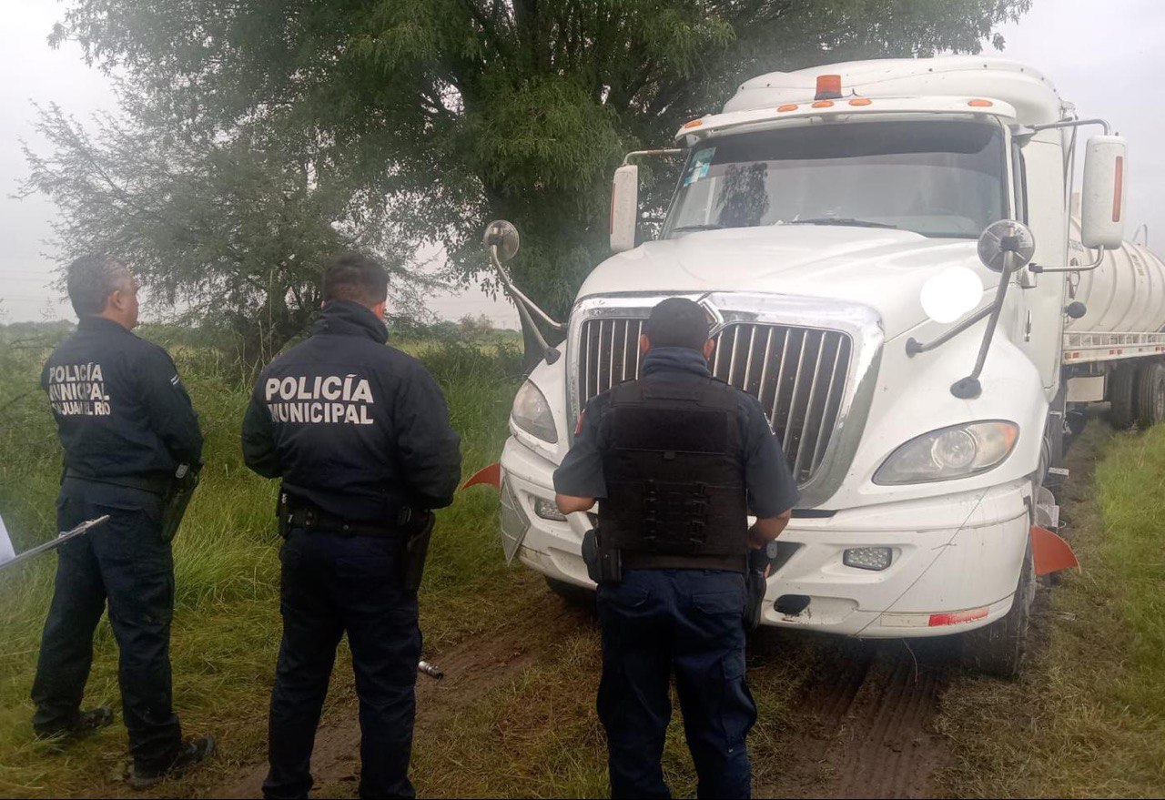 Rescatan a un perrito que estaba atrapado en un dren pluvial de Avenida Pirineos 