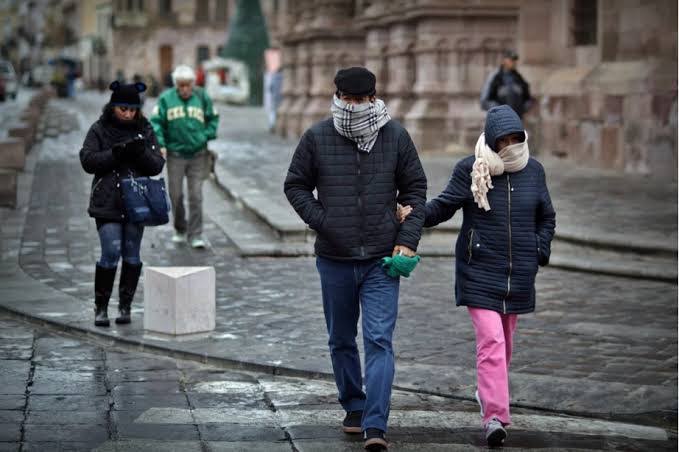 Vuelca vehículo en Paseo de la República por corte de circulación, tres personas lesionadas