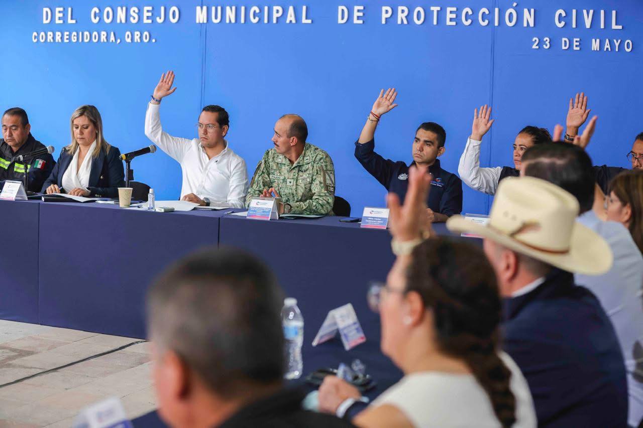 Querétaro tapa baches, pinta calles y repara rejillas: van más de mil 800 acciones de mantenimiento