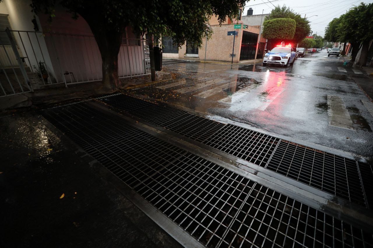 CEA confirma: brote de agua en Av. Universidad no es por fuga, sino posible fuente natural