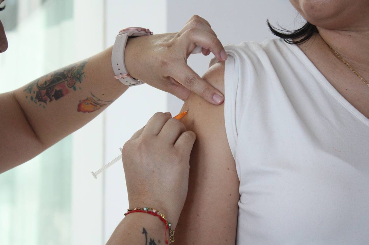 Aparatosa volcadura en Sombrerete y Playa Roqueta; conductor huyó del lugar