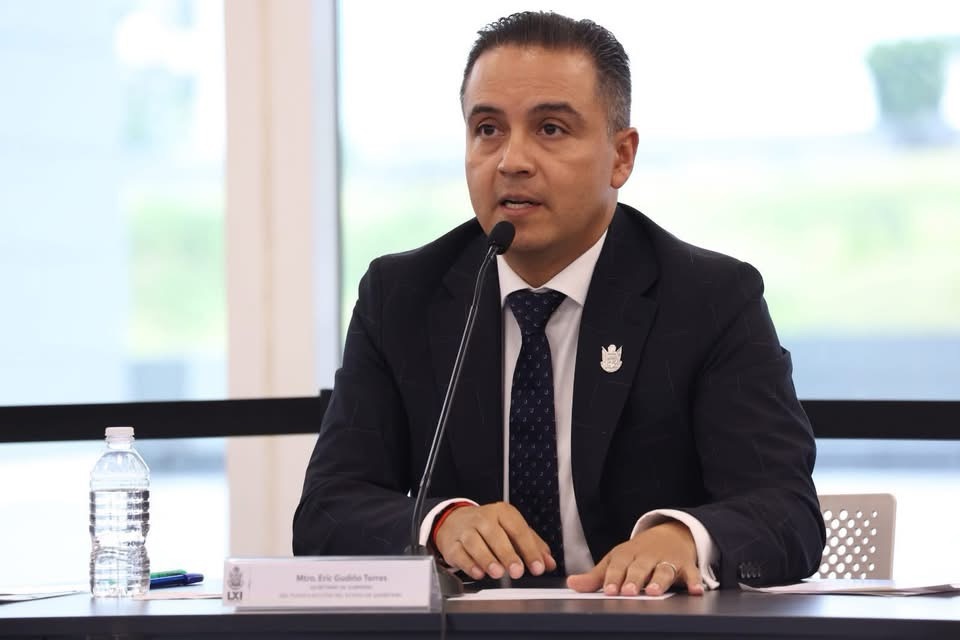 FGR asegura taller mecánico usado para almacenar huachicol en El Marqués