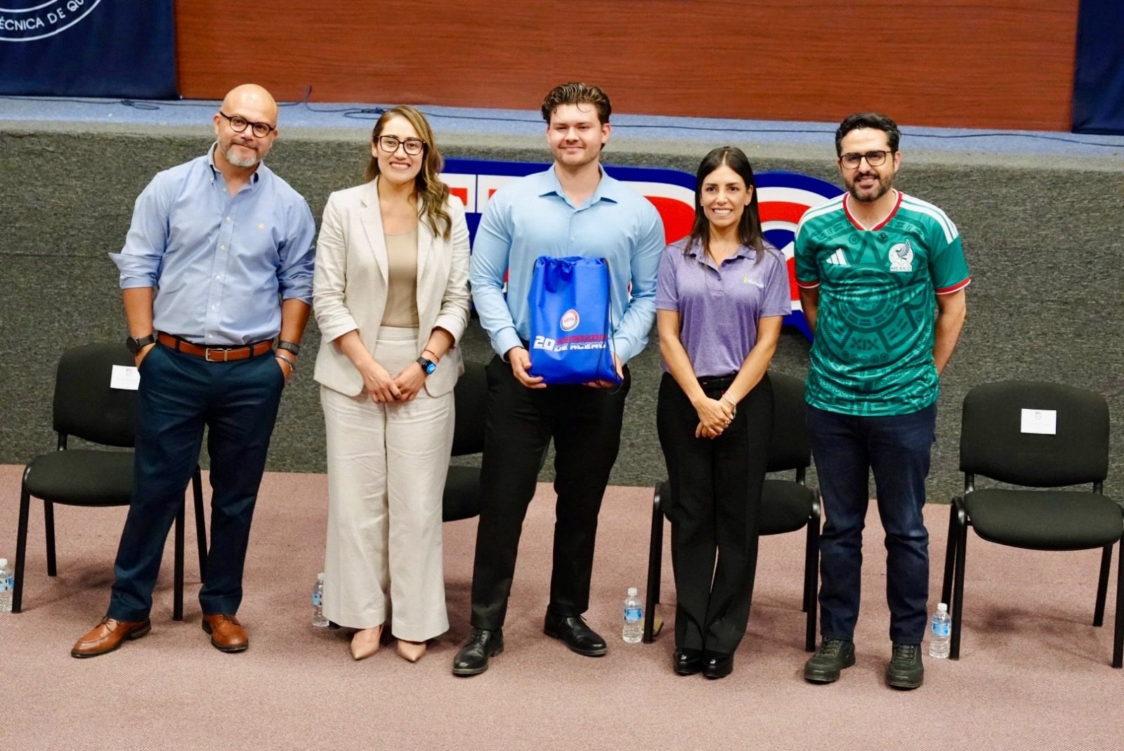 Estudiantes de la UPQ reciben respaldo de Agustín Dorantes y Microsoft para el Robot Challenge 2026