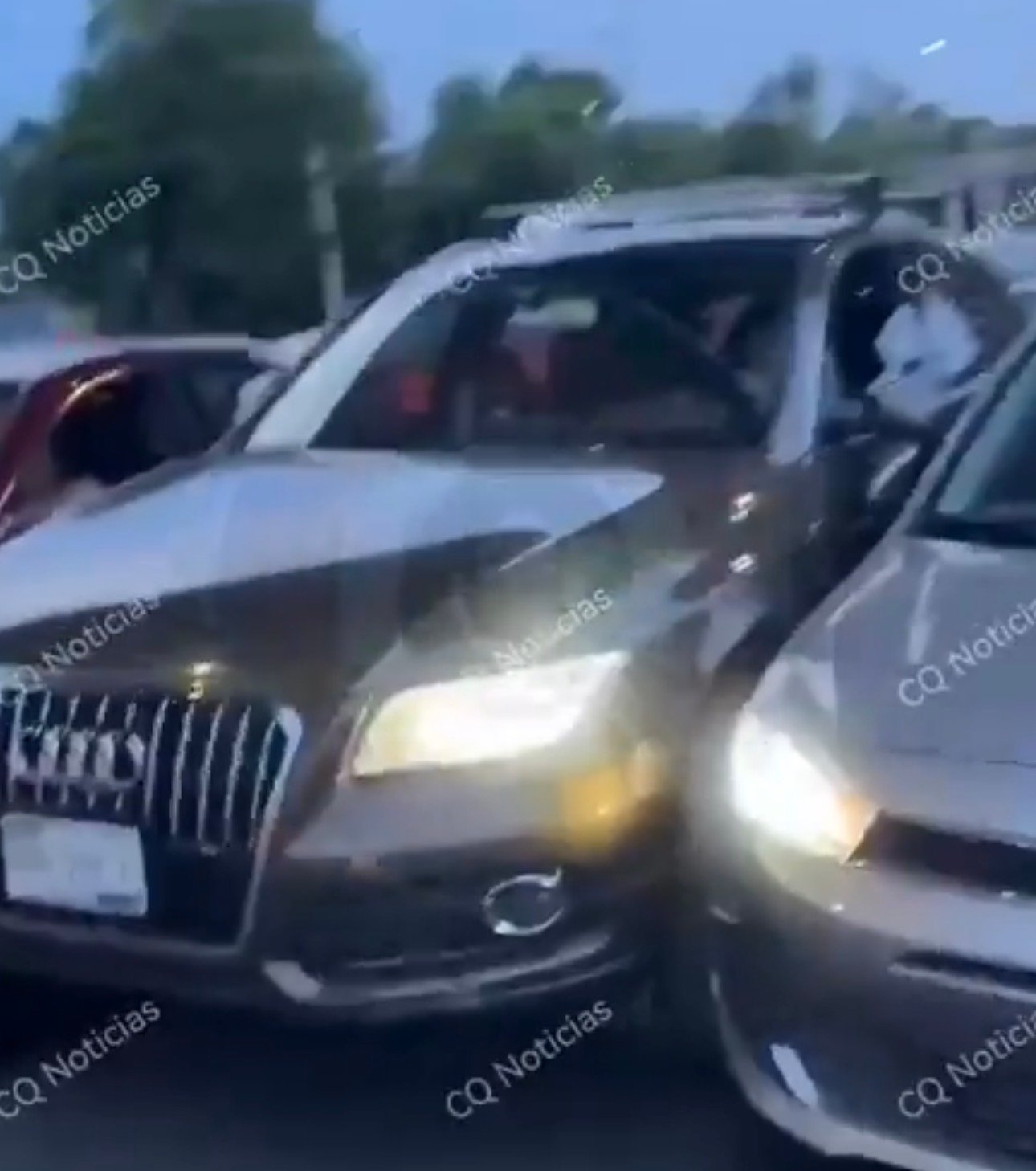 Querétaro || 🆘 Se hace viral el caso de una mujer automovilista, que luego de chocar en Blvd. Bernardo Quintana, huyó del lugar, habría sido detenida por las autoridades posteriormente