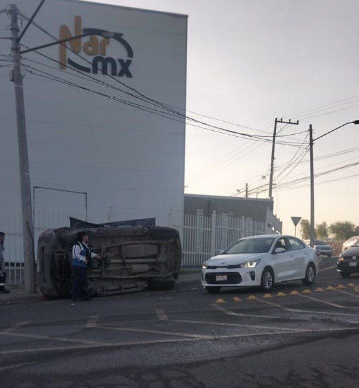 Aparatoso accidente en acceso al Parque Industrial Querétaro; se desconocen las causas
