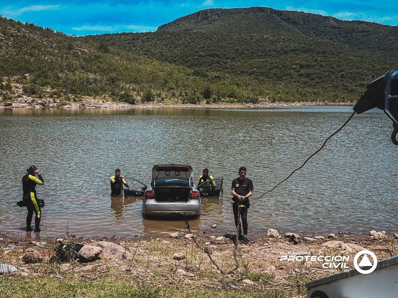 Sacan del fondo de la presa El Carmen un auto que cayó al agua en El Marqués