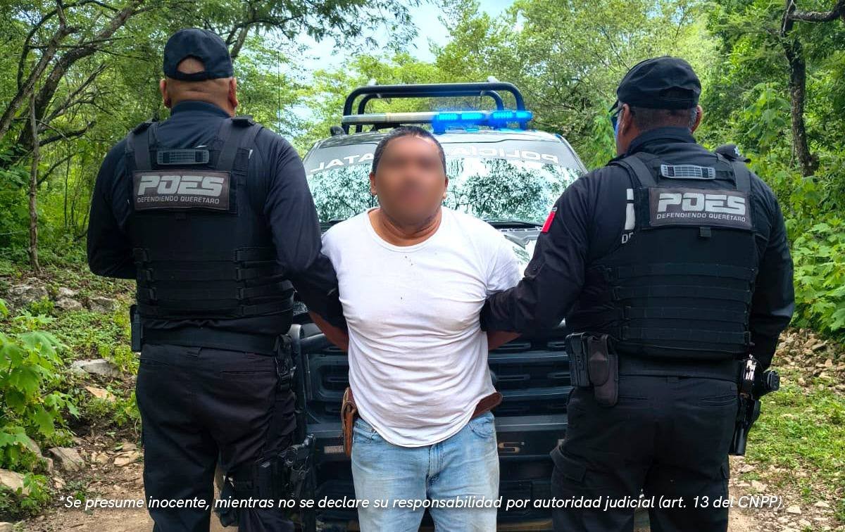 Lo vieron tomando en calles de Jalpan y terminó detenido por llevar un arma