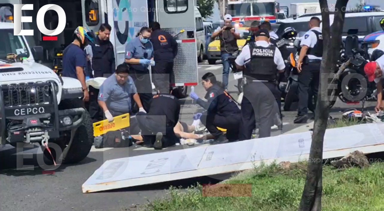 Fuerte choque en el cruce de Sombrerete y Boulevard de la Nación deja dos motociclistas heridos