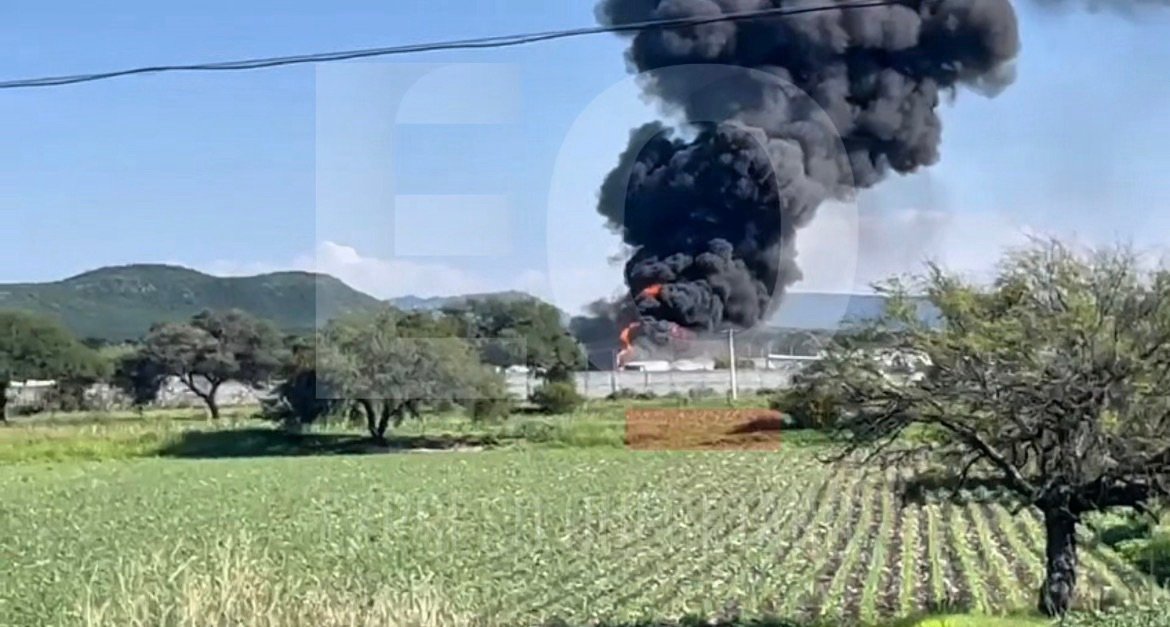 Explosiones e intenso incendio consumen pipas con combustible en pensión de grúas en Querétaro