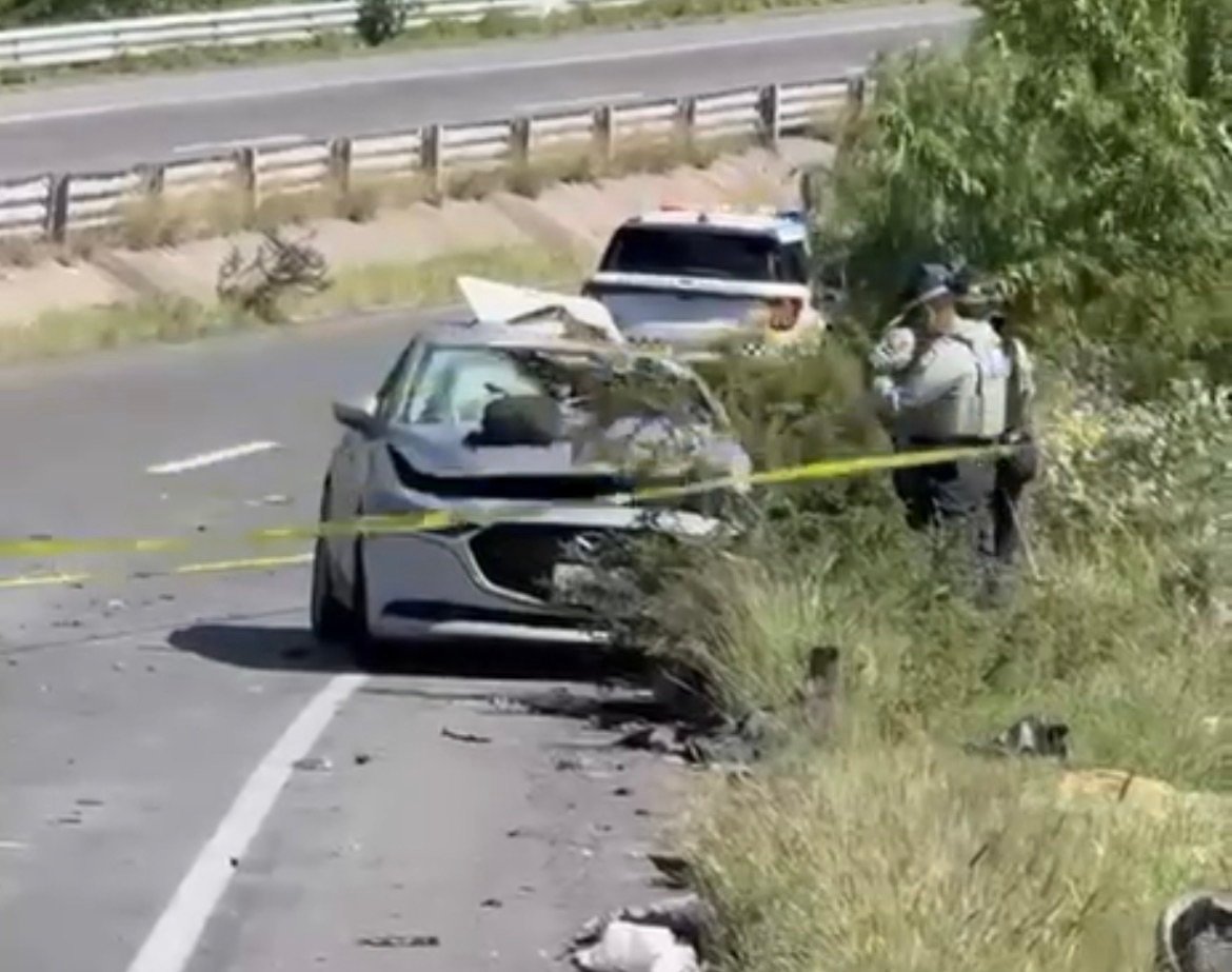 Muere conductor tras ser aplastado por un tráiler que invadió el sentido contrario