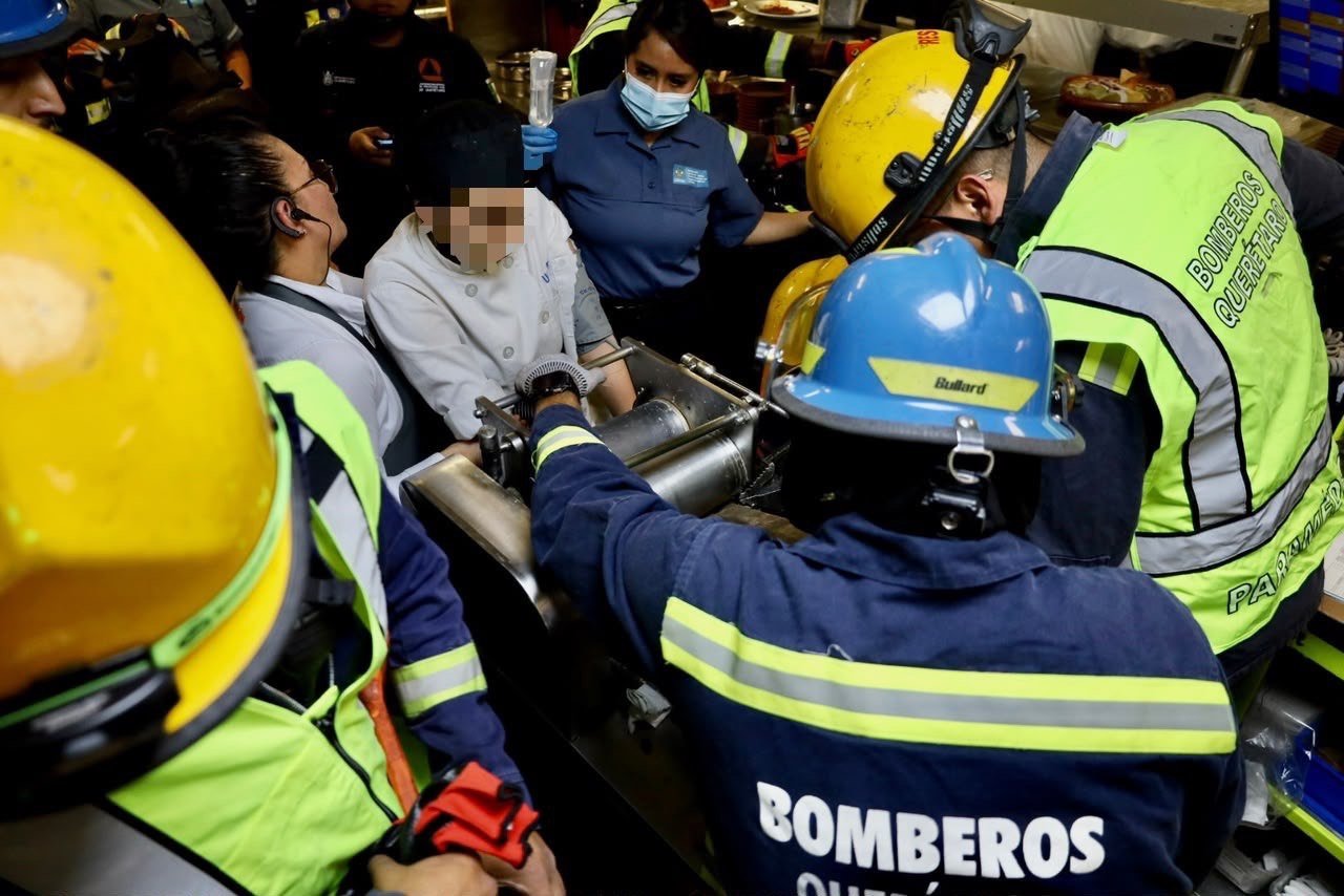 Rescatan a mujer tras quedar con el brazo atrapado en una máquina para tortillas
