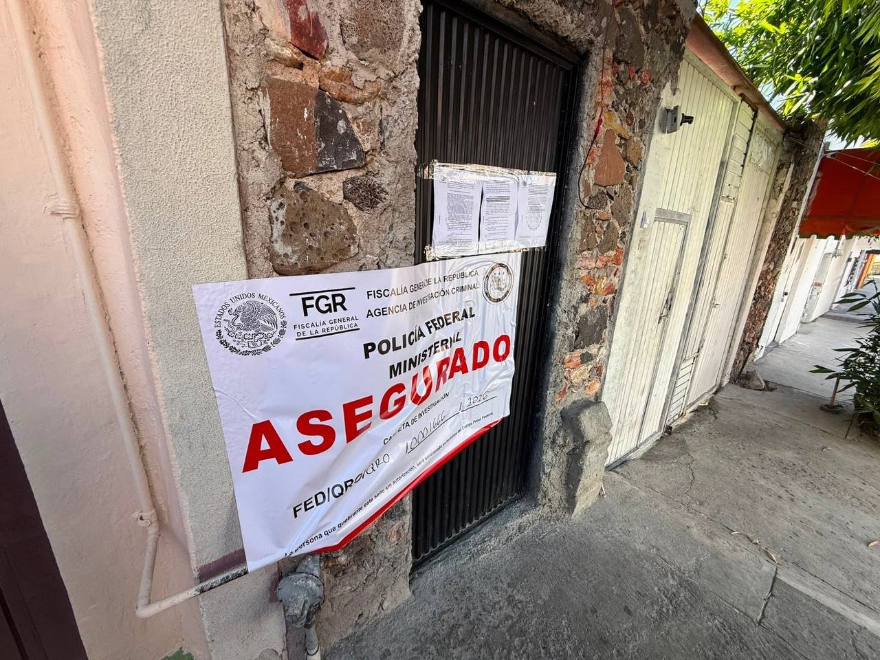 Revientan presunto punto de venta de droga en Casa Blanca; FGR realiza cateo y reportan tres detenidos