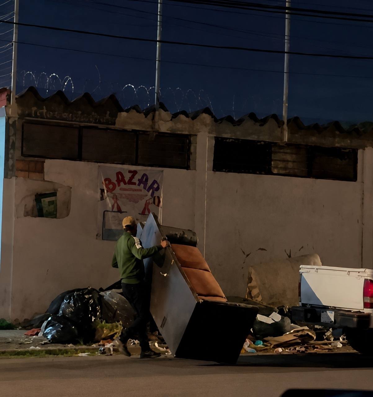 Hombre fue sorprendido tirando un sillón y basura en calles de Querétaro; anuncian sanción