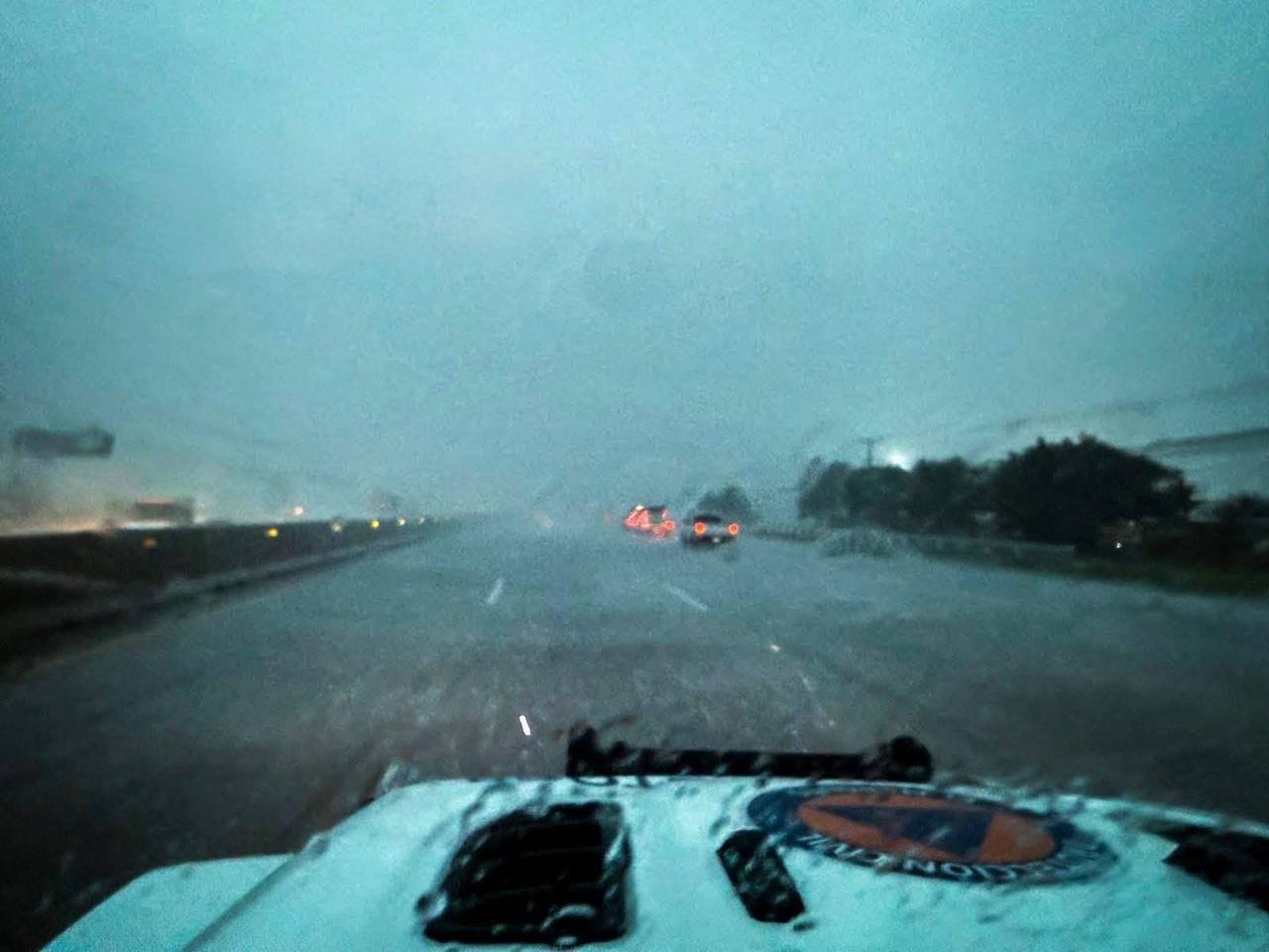 Se presenta fuerte lluvia en El Marqués, reportan cierre del puente en El Colorado