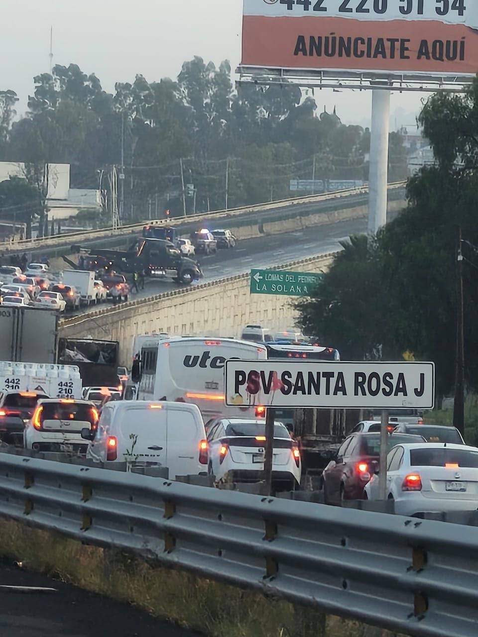 Encharcamiento provoca choque de patrulla y segundo percance sobre la Querétaro – San Luis