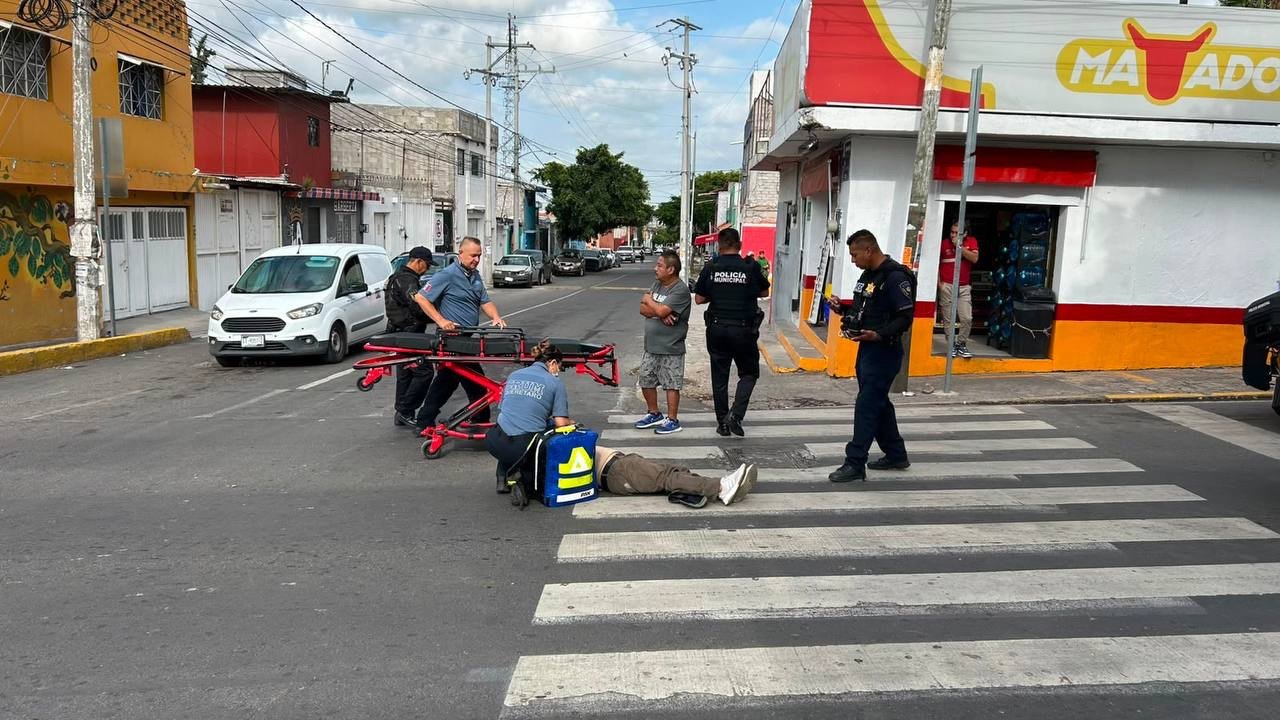 Atropellado frente a la Clínica 15 del IMSS; conductor permaneció en el sitio 