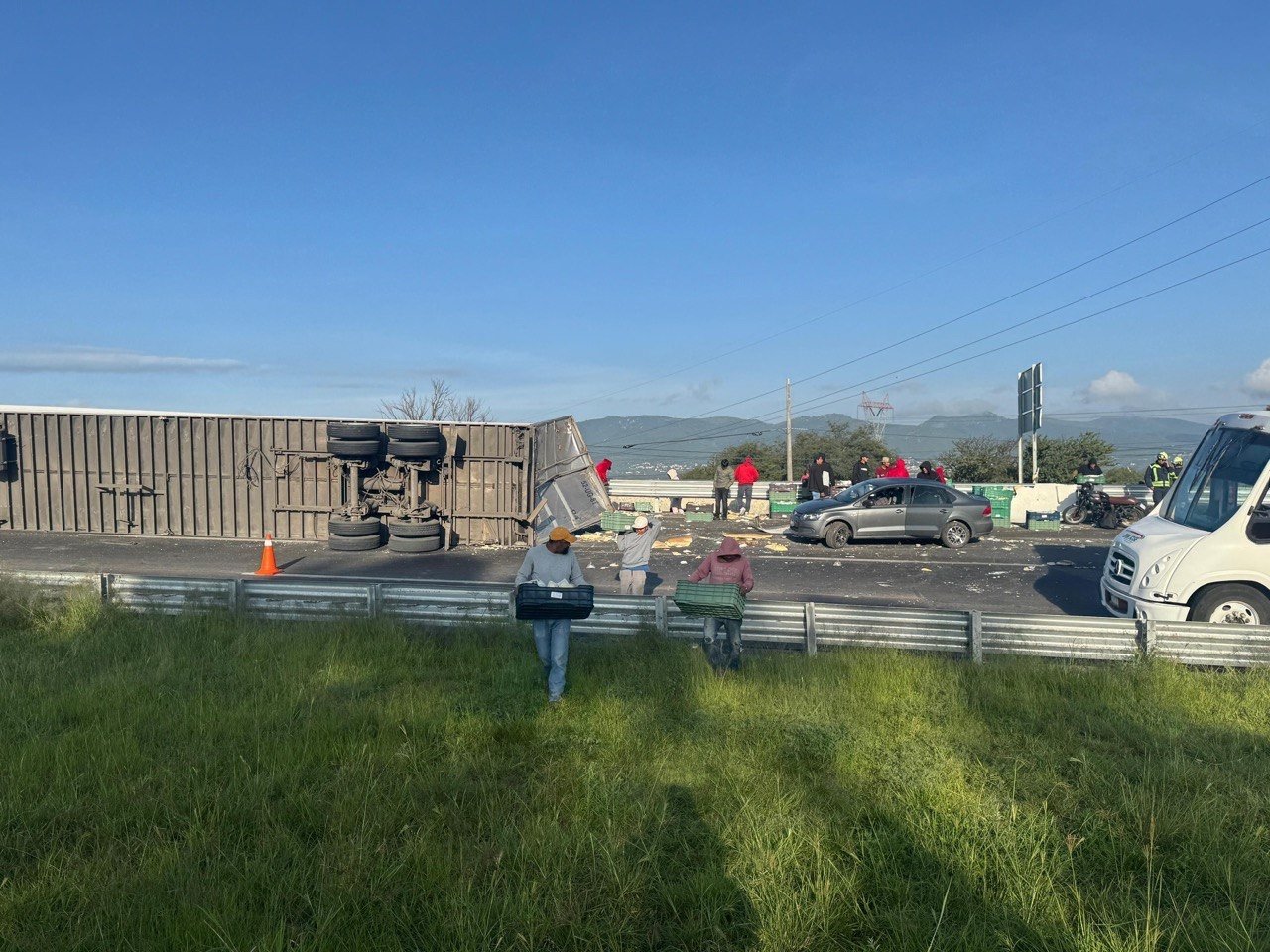 Rapiñan cargamento de quesos tras volcadura de tráiler en Santa Rosa Jáuregui