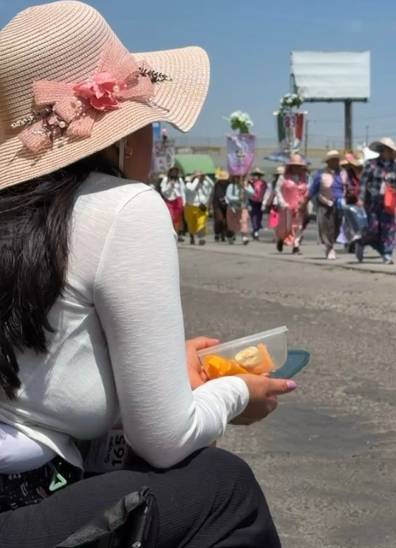 Nacional #Querétaro || ⛪️✝️👩🏻 Cientos de mujeres cargadas de fé y ánimos emprenden su camino hacia la Basílica de Guadalupe en el Tepeyac, la tradicional peregrinación supera las seis décadas de historia.