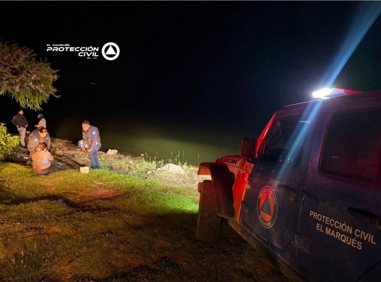 Dos personas resultaron ilesas tras caer con su vehículo a la presa de El Carmen, en El Marqués