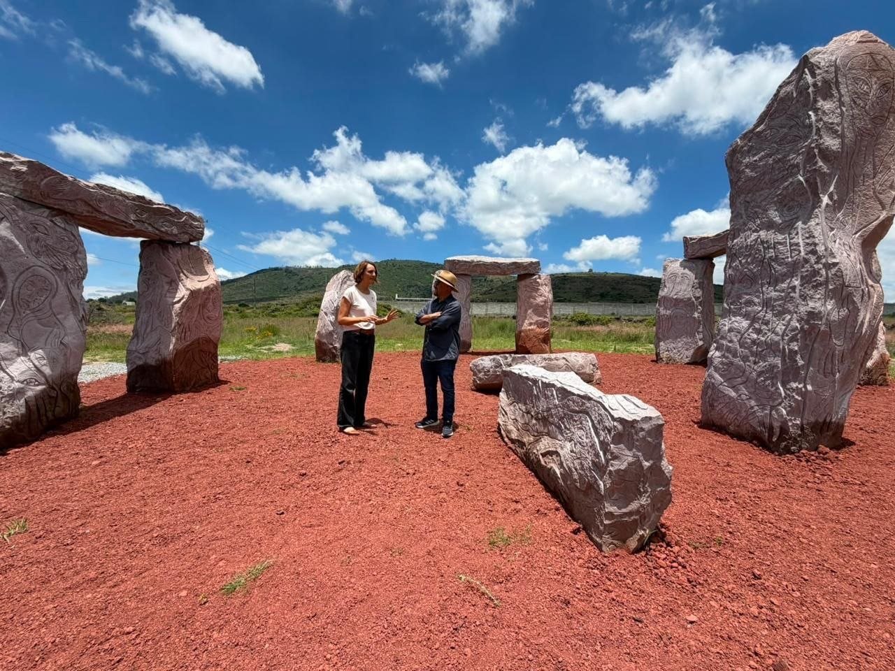 Instalan en Huimilpan una obra inspirada en Stonehenge