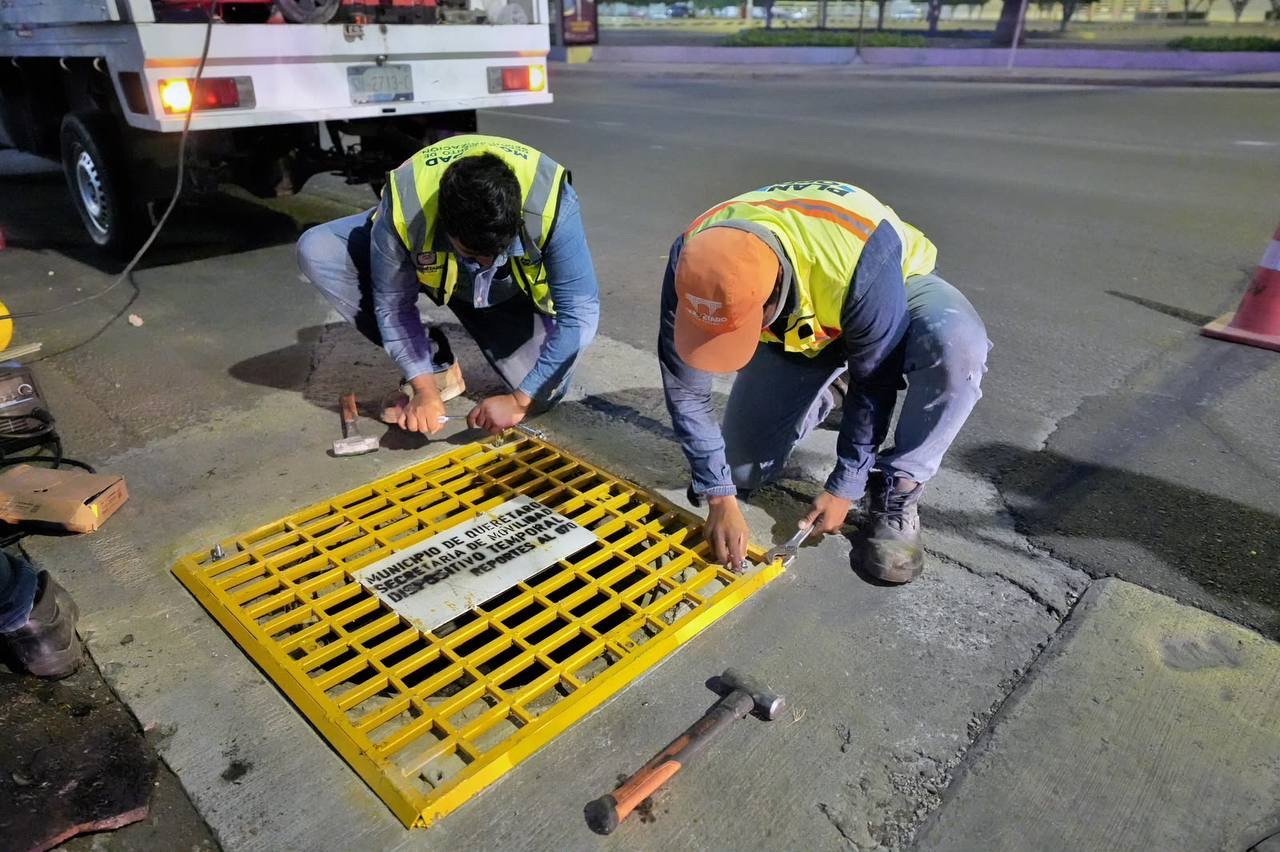 Colocan rejillas en coladeras abiertas de Querétaro para prevenir accidentes