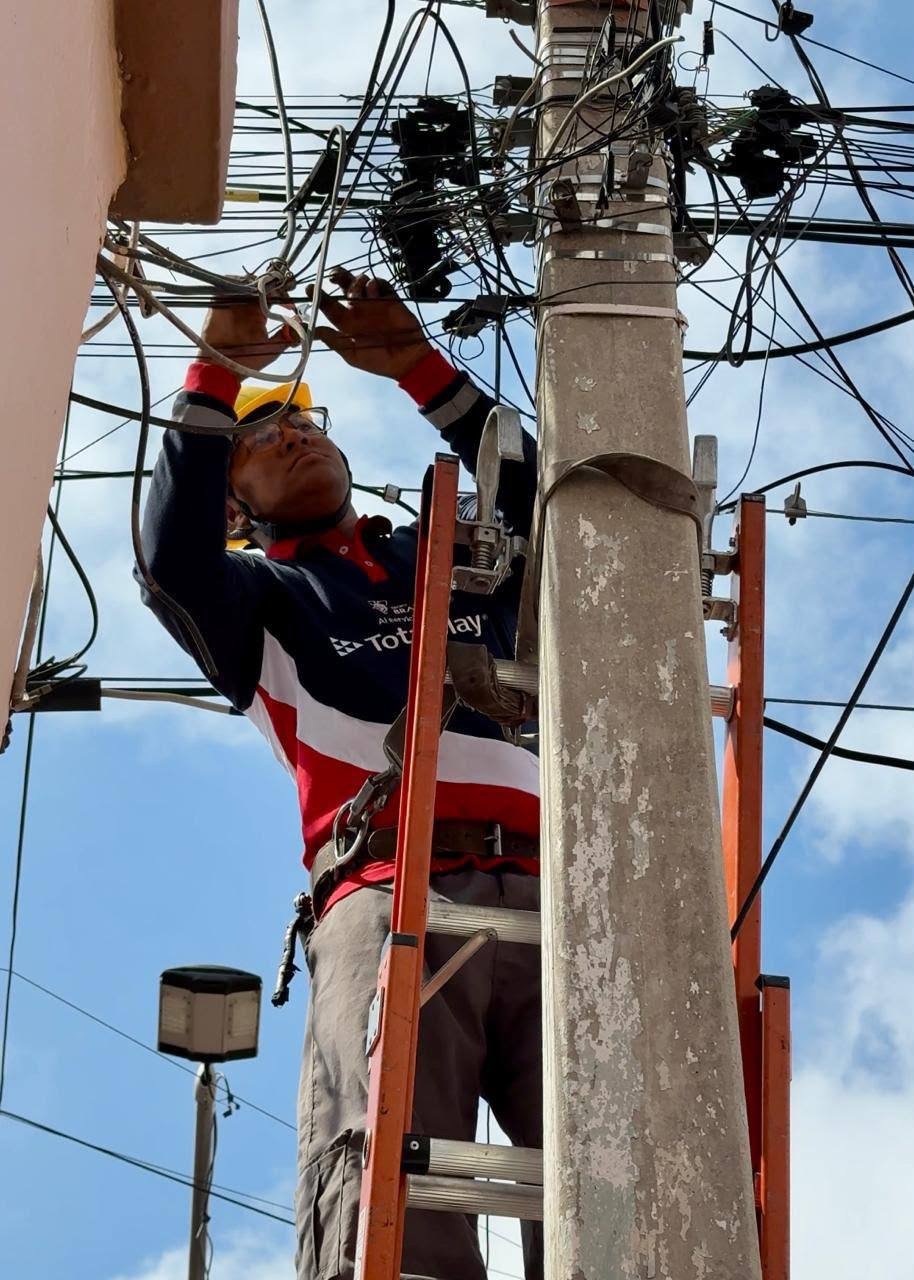 Querétaro retira 11 toneladas de cables en desuso de postes y vialidades