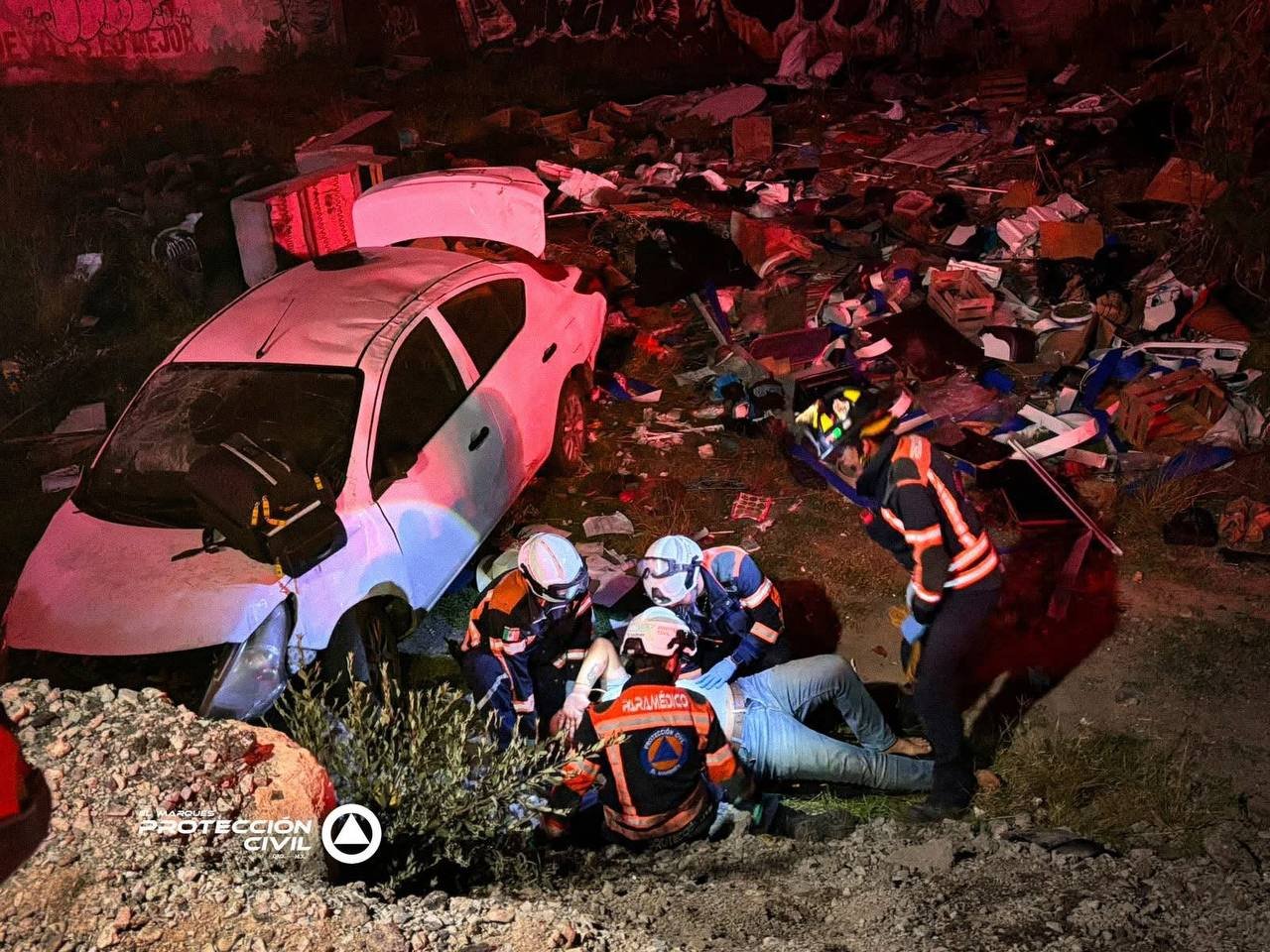 Dos personas son rescatadas tras volcadura en la autopista 57