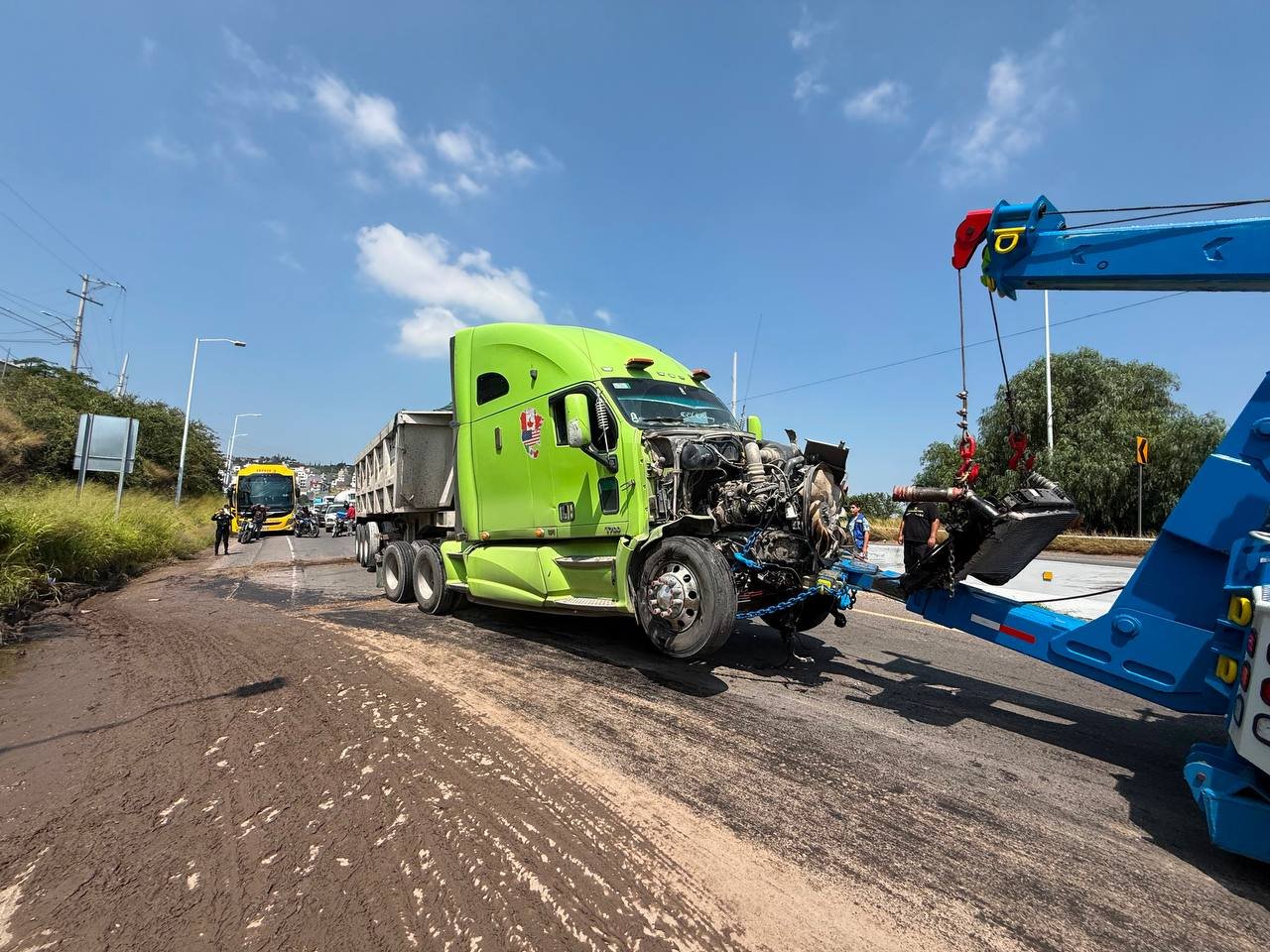 Tráiler queda atravesado y colapsa el Libramiento Surponiente tras aparatoso accidente