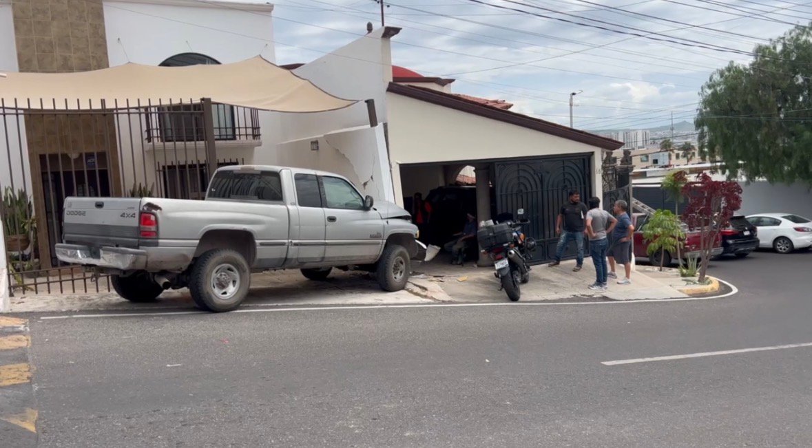Camioneta se estrella contra dos viviendas en Loma Dorada tras presunta falla mecánica