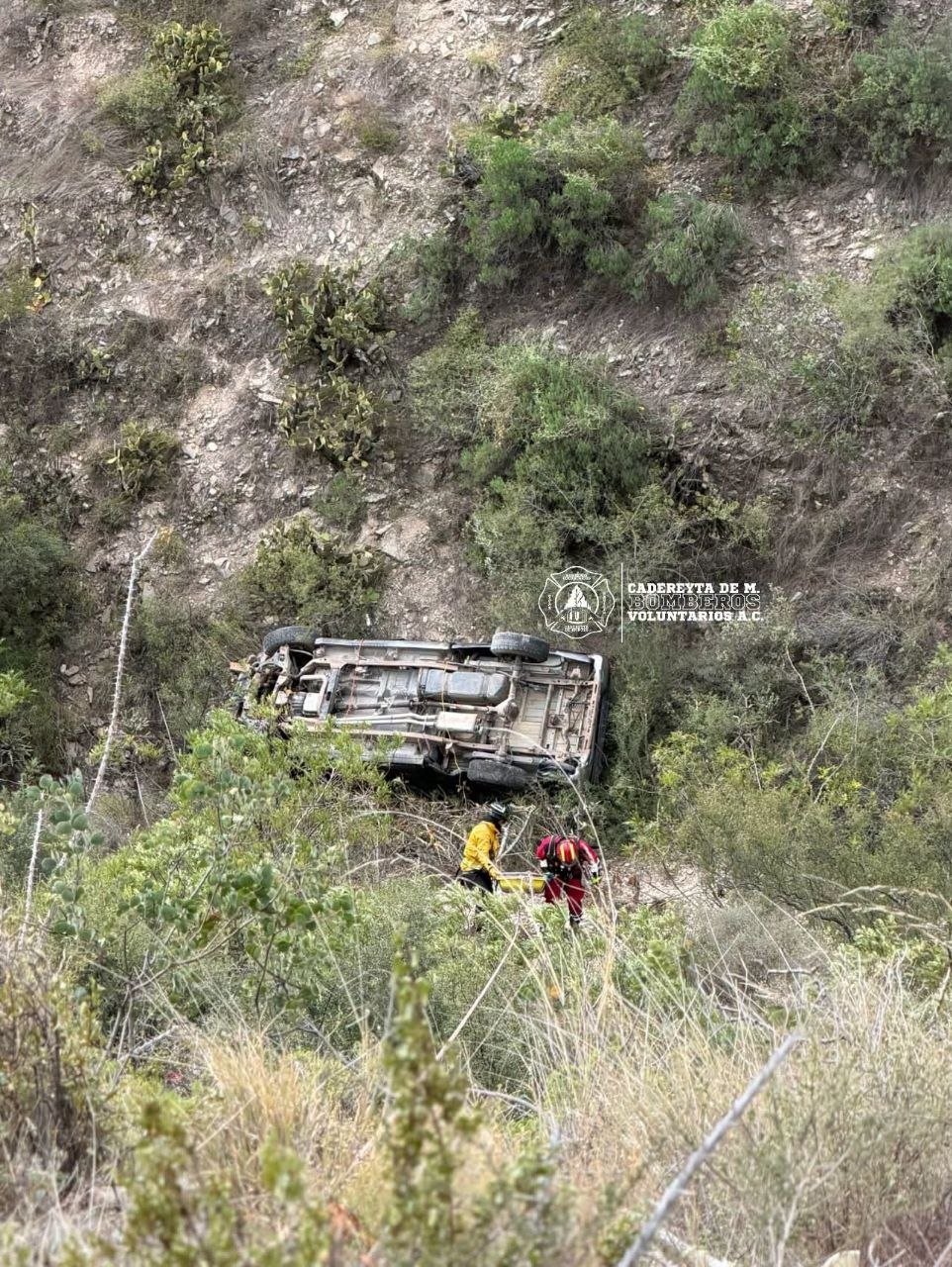 Tragedia en Cadereyta: vehículo cae a barranco y una persona pierde la vida