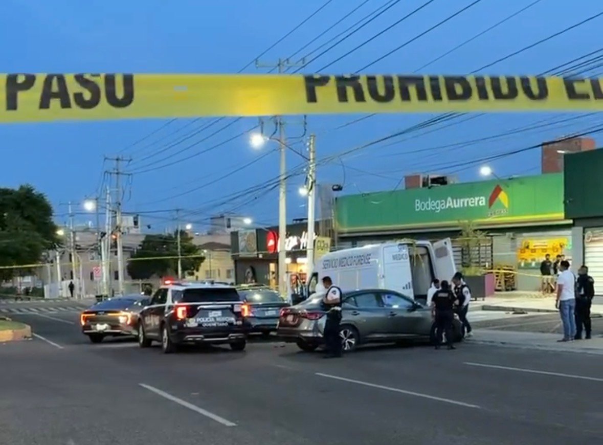 Auto sale en reversa y atropella a adulto mayor; muere en Desarrollo San Pablo