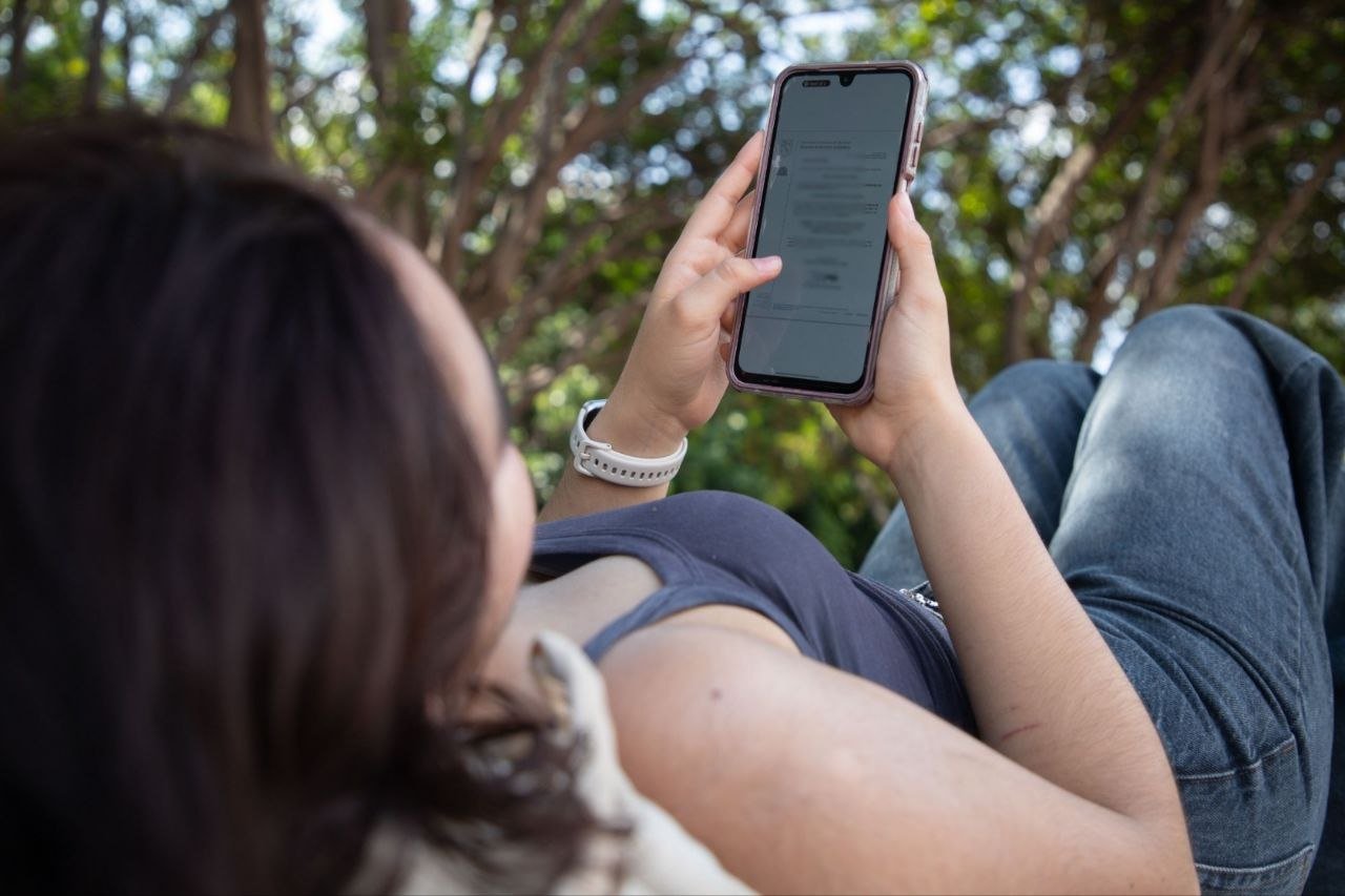 ¿Te duele el cuello o las manos? Podría ser por el uso excesivo del celular, según la UAQ