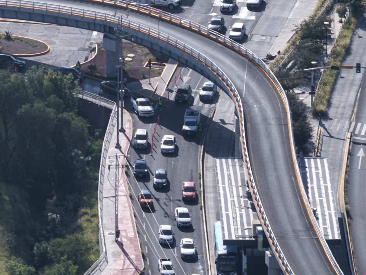 ¡Nuevo cierre vial! Canalizan carril frente a la Universidad Cuauhtémoc por obras de la 57