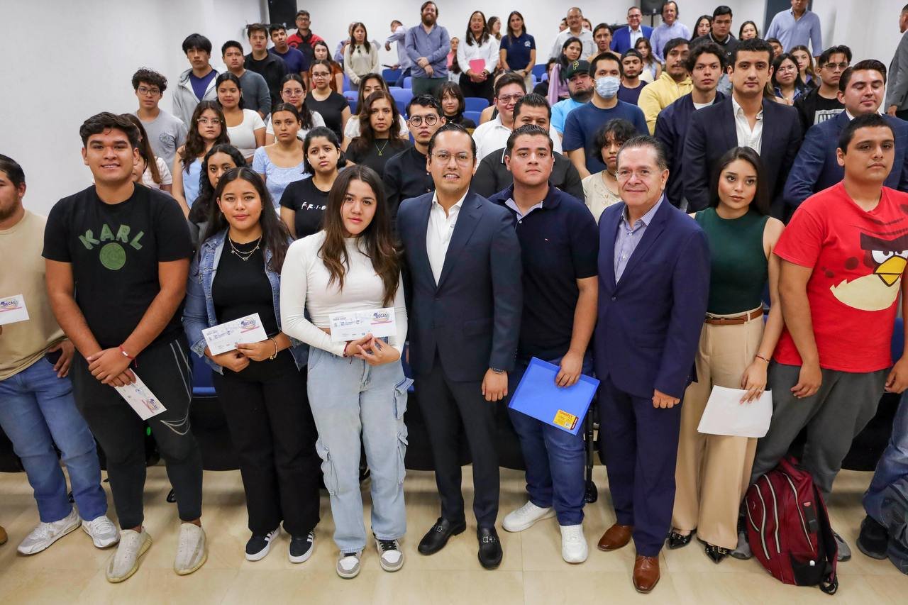 Anuncian becas de hasta 3 mil pesos para estudiantes de Corregidora: así puedes registrarte