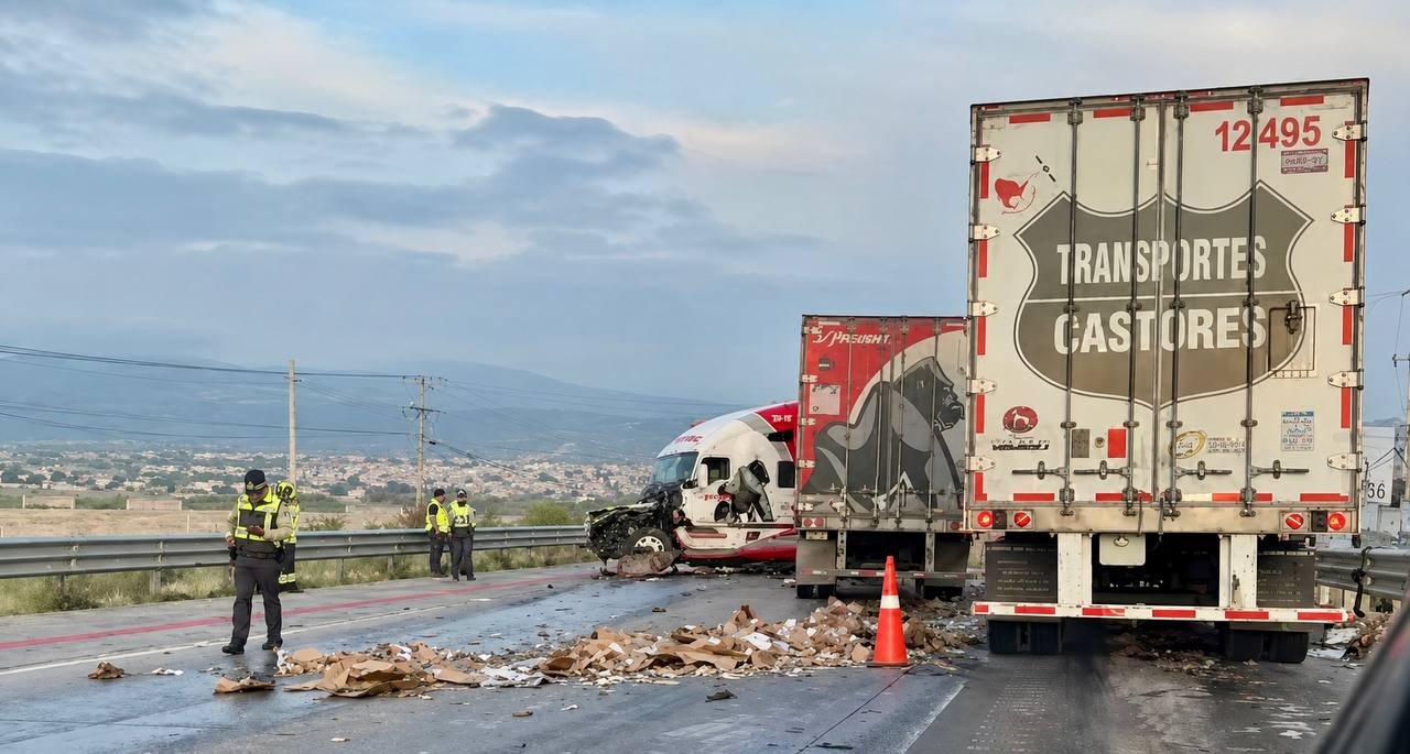 Tráiler tira su carga por accidente en la carretera Méx-Qro; provoca el cierre de varios carriles a la altura de la Fiscalía
