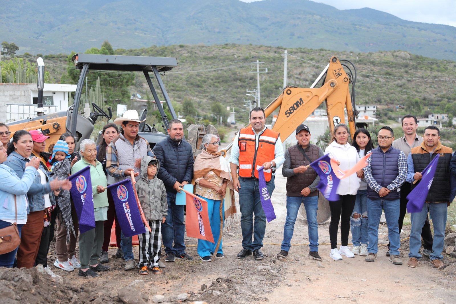 Entrega Gaspar Trueba obra de urbanización con empedrado en Ejido Patria, Colón