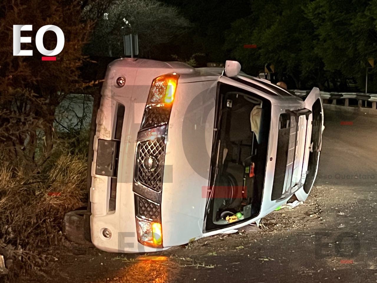 Camioneta vuelca al salir de la Terminal de Autobuses de Querétaro; conductor resulta ileso