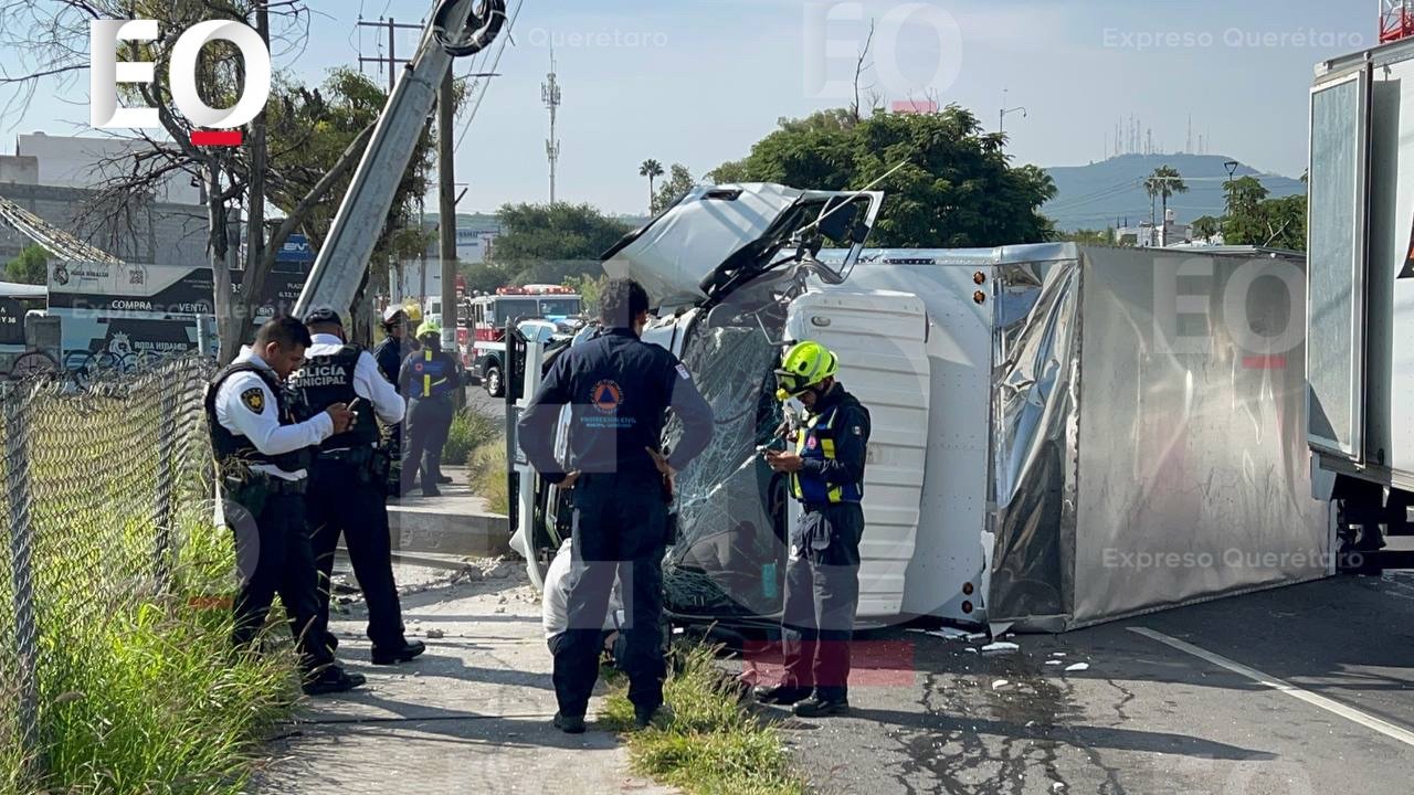 Camión cargado de pollo termina volcado en Avenida del Parque; hay un lesionado