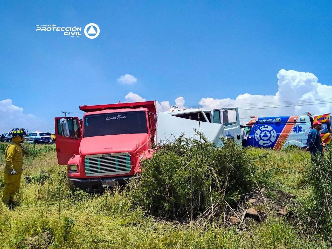 Choque entre pipa, volteo y camioneta provoca caos vial en carretera de El Marqués