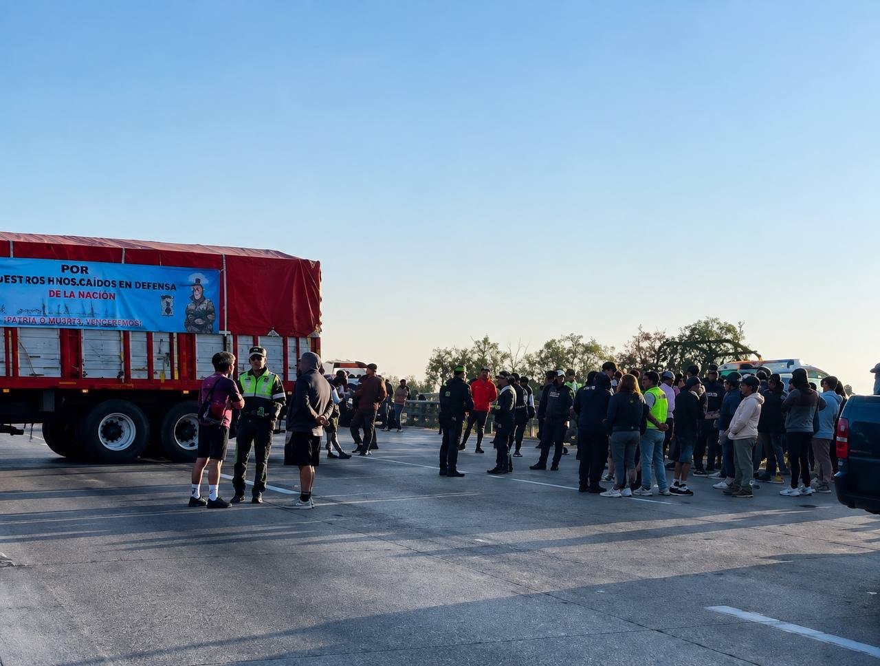 Patrulla choca contra vehículo de apoyo a peregrinos y cierra la México-Querétaro
