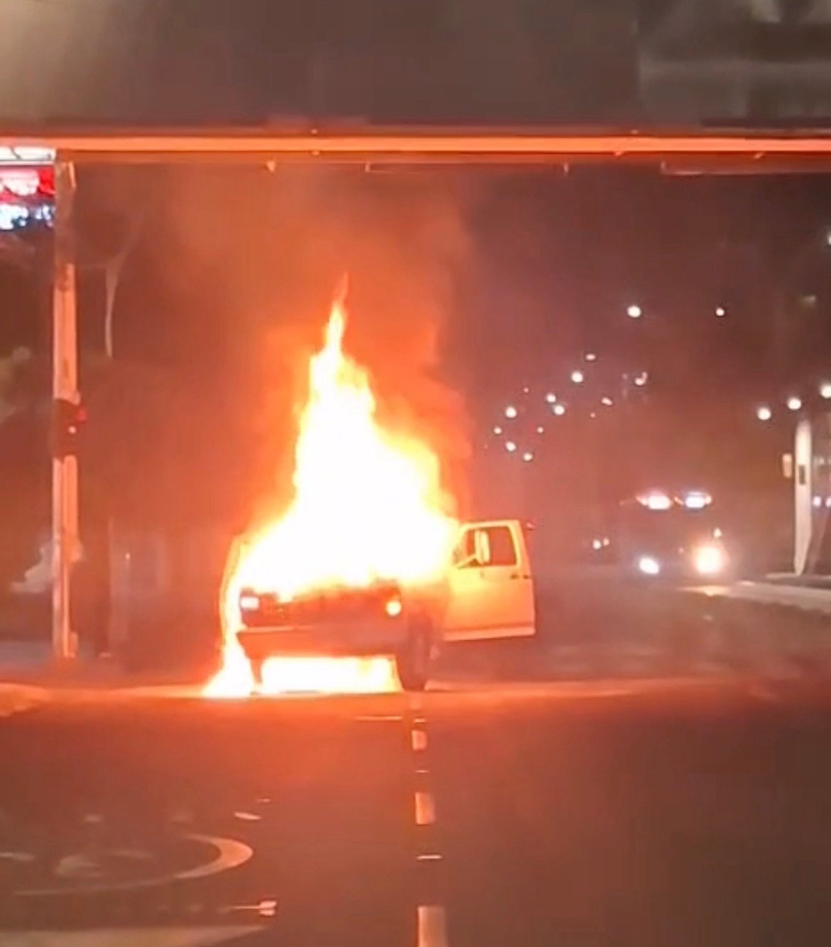 Camioneta se incendia sobre avenida Constituyentes; termina en pérdida total