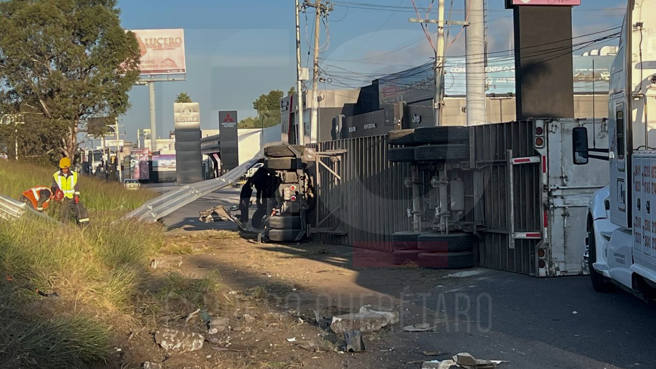 Tráiler vuelca y bloquea la lateral de la carretera 57; el chofer se dio a la fuga