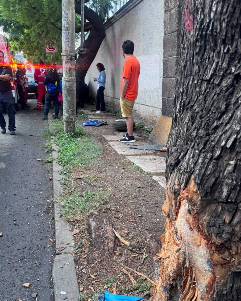 Mujer pierde el control y se estrella contra árbol y muro en Bernardo Quintana