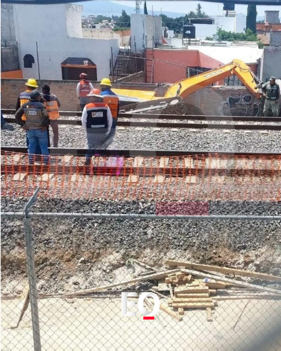 ¡Se voltea excavadora del Tren! Maquinaria termina contra muro y malla en Querétaro