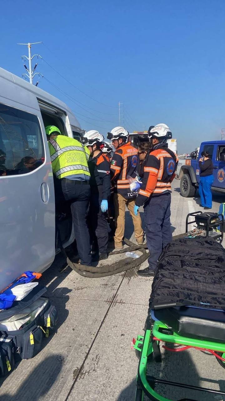 Accidente de camioneta del DIF de Arroyo Seco deja varios lesionados en El Marqués