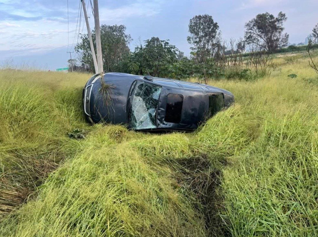 Volcadura en la carretera 57 moviliza a cuerpos de emergencia; no hay lesionados